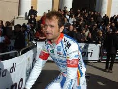 Scarponi sulle strade del Giro.