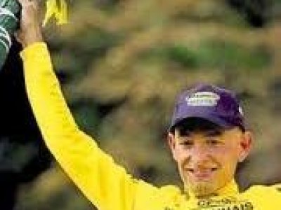 Alla fiera Eicma di Milano &egrave; stata rubata la maglia gialla di Pantani.